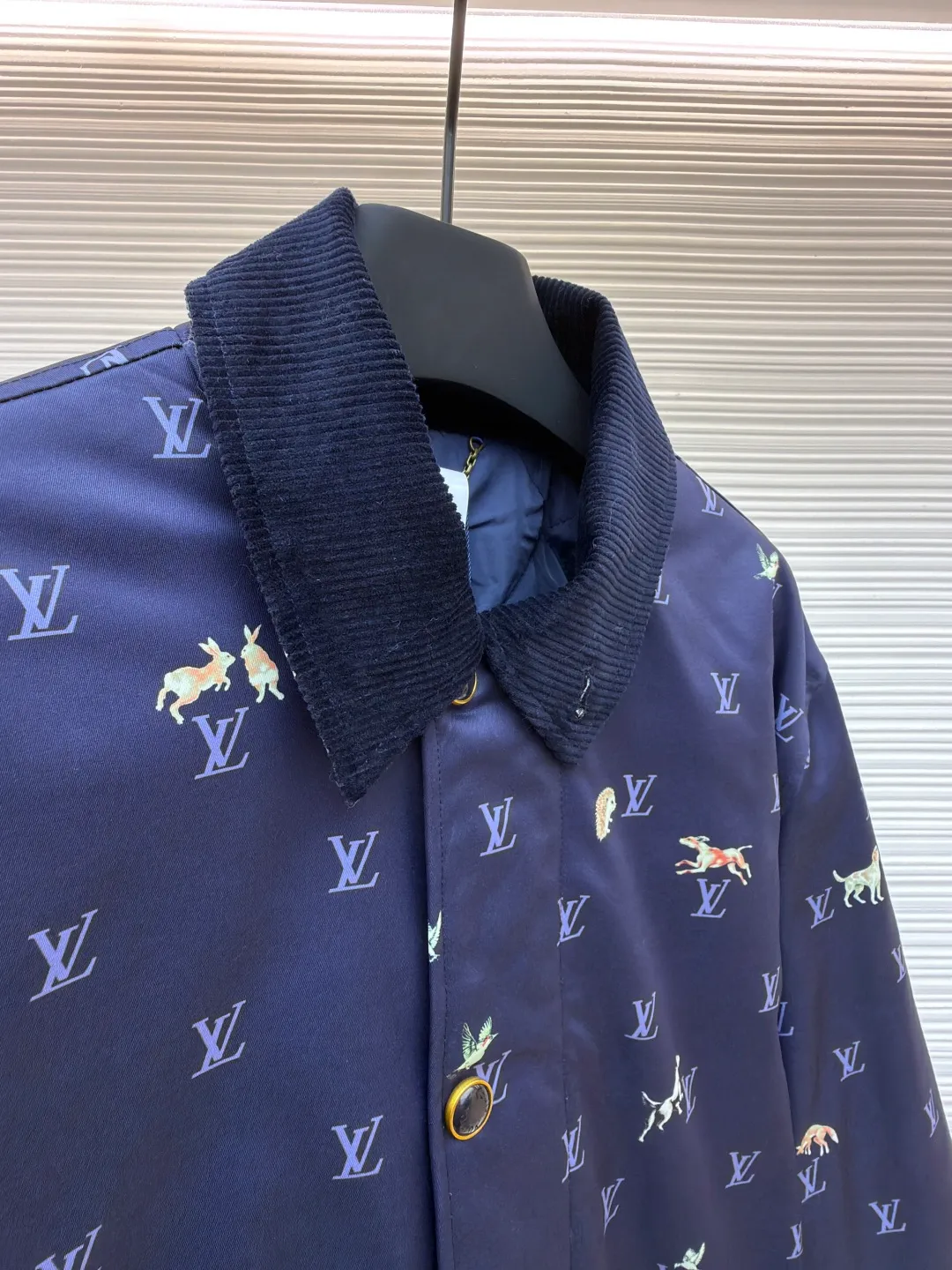 LOUIS VUITTON corduroy lapel animal print jacket ●Original version: 25500 purchased and developed ●Item number: 1681800-C00 ●Fabric: high-density polyester nylon fabric ●Technology: digital direct printing ●Color: blue ●Type: fitted version ●Weight: about 805 grams ●Size: 46-48-50-52 ●Description: This LOUIS VUITTON corduroy lapel jacket is made of high-density twill fabric base, and the surface is combined with corduroy texture splicing, taking into account both stiffness and soft touch. The body pattern uses digital direct printing technology to accurately print the LV logo and animal elements on the fabric. The color is full and not easy to fade. The collar is made of contrasting corduroy material, and the positioning and cutting process is used to ensure the alignment of the splicing; the front placket is equipped with metal buttons, and the surface of the buttons is matte-plated for a refined and durable texture. The version has a loose lapel design, and the shoulders and armholes are three-dimensionally cut, with precise stitching to improve the fit. The overall process pays attention to the details of pattern positioning and fabric splicing. The edges are overlocked to take into account brand recognition and practical wearability. It is recommended to hand wash to protect the printing and fabric texture. The overall wiring is straight and delicate, the fabric is comfortable and soft, and the color is consistent without color difference. It can be matched with the same style to create a fashionable look and control various occasions. Customized accessories, complete with three standards, same style for men and women!